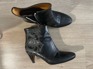 Botines piel negros con tachas