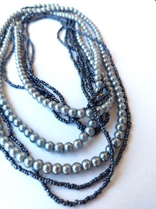 Collana con perle nere e grigie a più fili