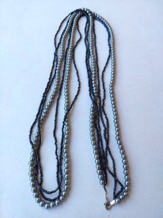 Collana con perle nere e grigie a più fili