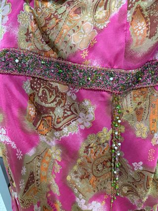 Vestido fiesta rosa pedrería con fular a conjunto
