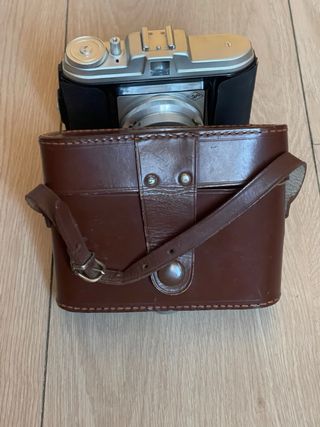 Cámara Agfa Isola I con funda de cuero