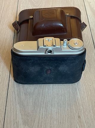 Cámara Agfa Isola I con funda de cuero