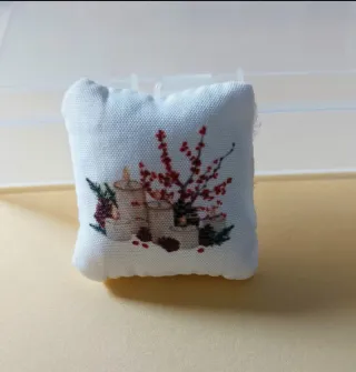 Cojín Navideño. Casa de muñecas escala 1:12