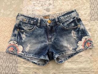 Shorts vaqueros BSK con encaje y bordado