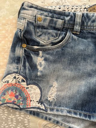 Shorts vaqueros BSK con encaje y bordado