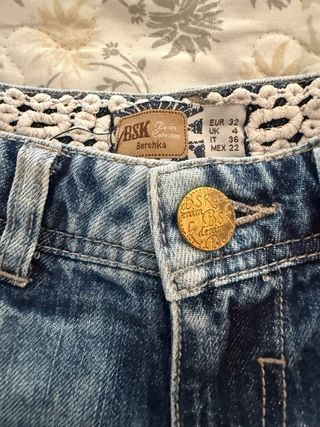 Shorts vaqueros BSK con encaje y bordado