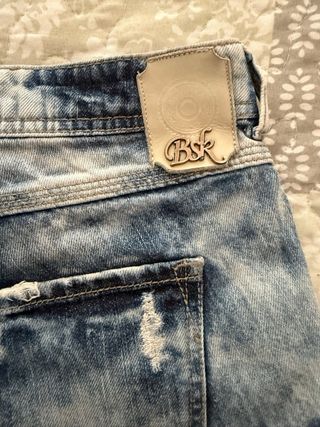 Shorts vaqueros BSK con encaje y bordado