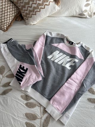 Conjunto deportivo Nike chica gris y rosa