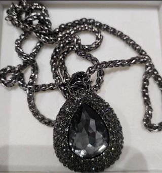 Collar largo con colgante de cristal negro