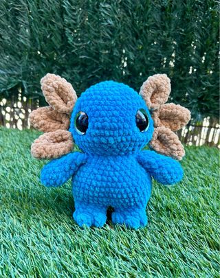 Ajolote de crochet azul y beige