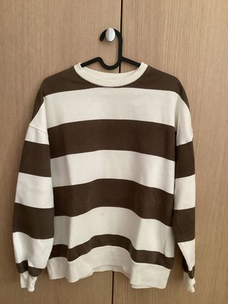 Sudadera de rayas marrones y blancas