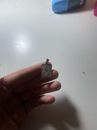 Colgante de plata con gatos y corazones