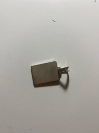 Colgante de plata con gatos y corazones