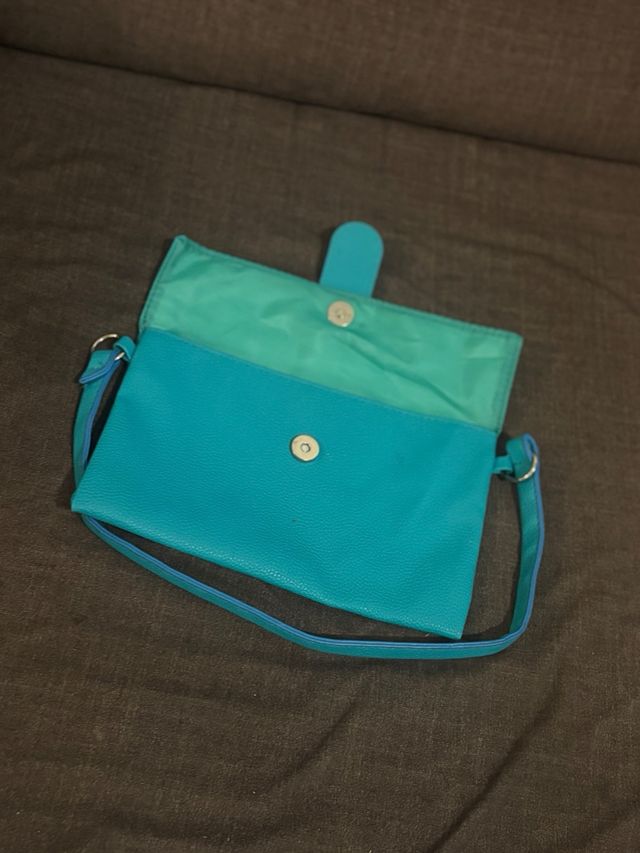 Bolso azul turquesa con hebilla