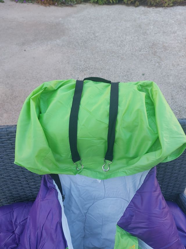 Saco de dormir verde y morado