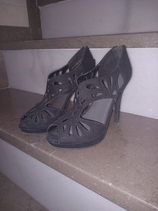 Tacones negros calados