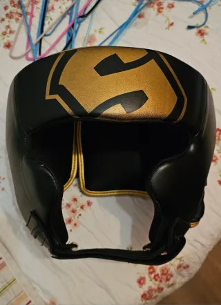 Casco de boxeo negro y dorado