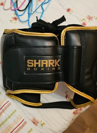 Casco de boxeo negro y dorado