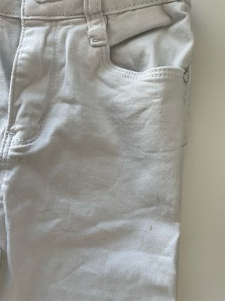 Pantalón vaquero blanco roto