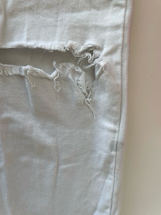 Pantalón vaquero blanco roto