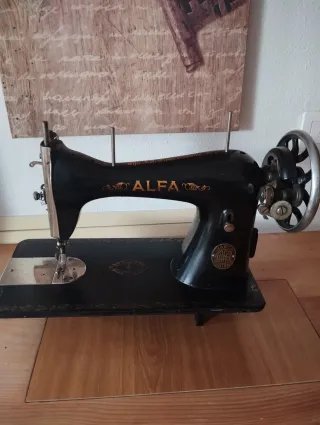 Antigua Máquina de Coser Alfa Hierro