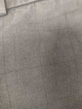 Pantalones marrón , con pequeño dibujo ,de cuadros