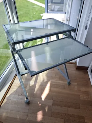 Mesa ordenador cristal y metal gris