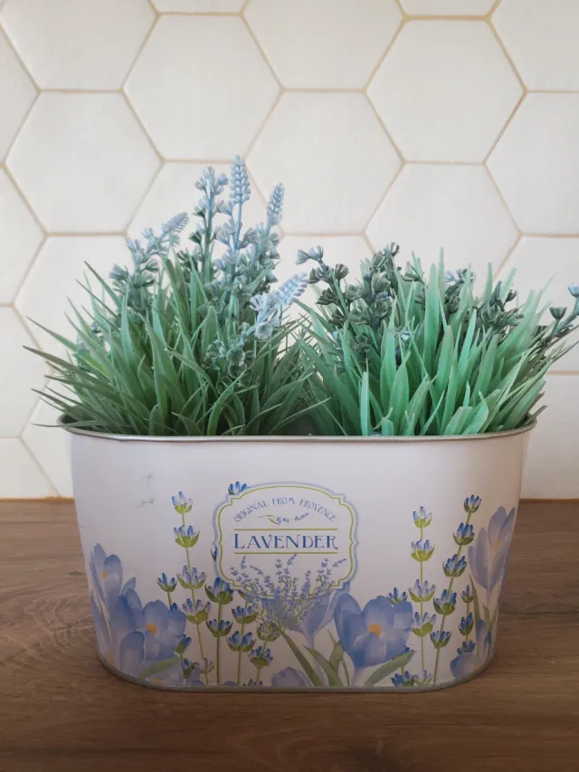 3 pequeñas Macetas con Plantas de Plástico