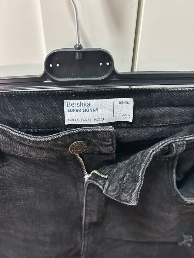 Pantalones Bershka negros rotos