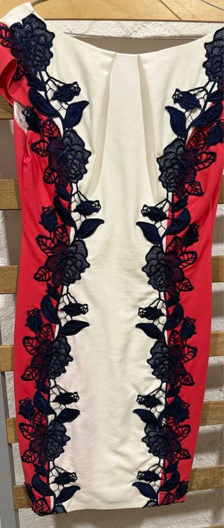 Vestido blanco fresa y azul marino con encaje