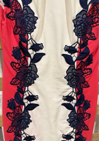 Vestido blanco fresa y azul marino con encaje