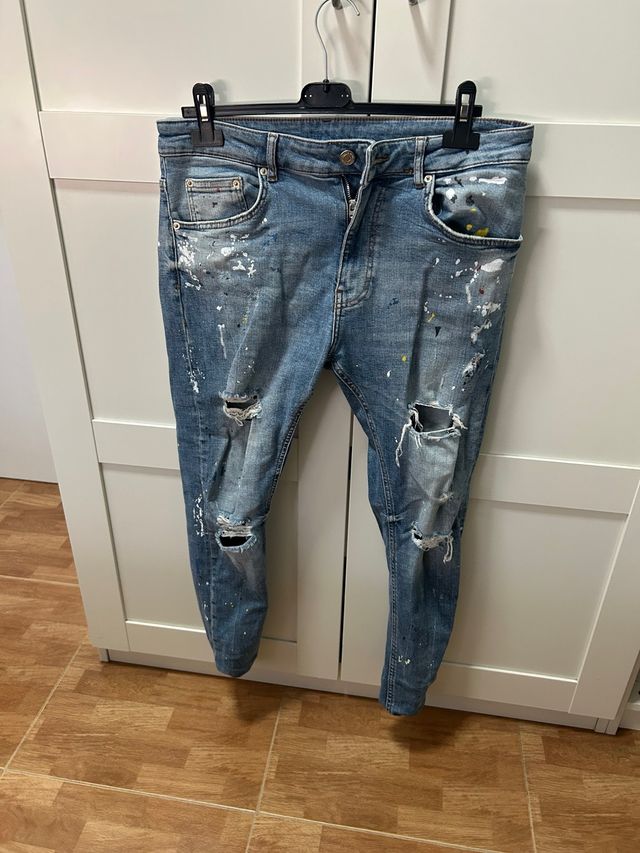 Pantalones vaqueros desgastados con pintura