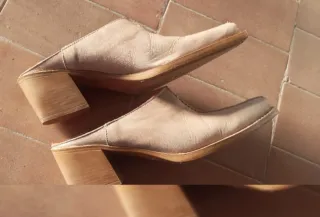 Sandalias de piel beige con tacón y con puntera.