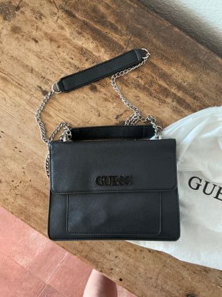 Bolso Guess negro con cadena — original + bolsa 
