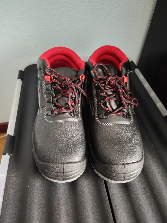 Botas de seguridad negras y rojas