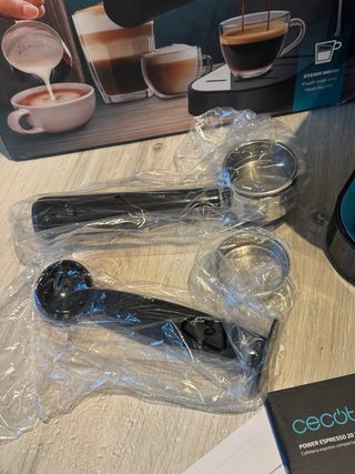 Macchina Caffè Cecotec 20 Bar Touch & Montalatte