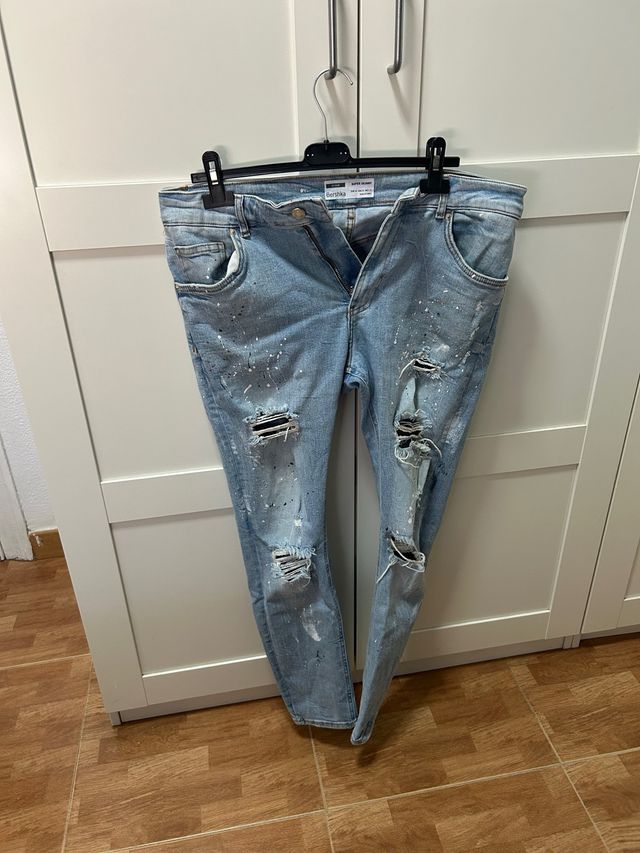 Bershka Jeans Desgastados y Pintados