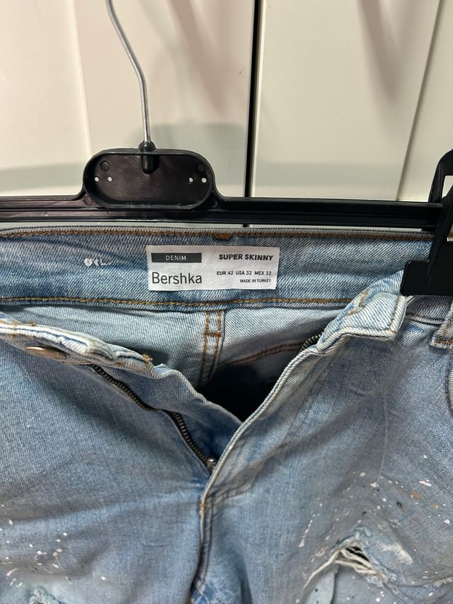 Bershka Jeans Desgastados y Pintados