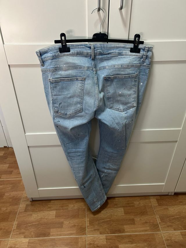 Bershka Jeans Desgastados y Pintados