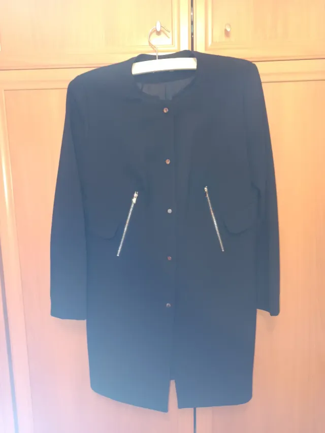 Chaqueta negra con cremalleras