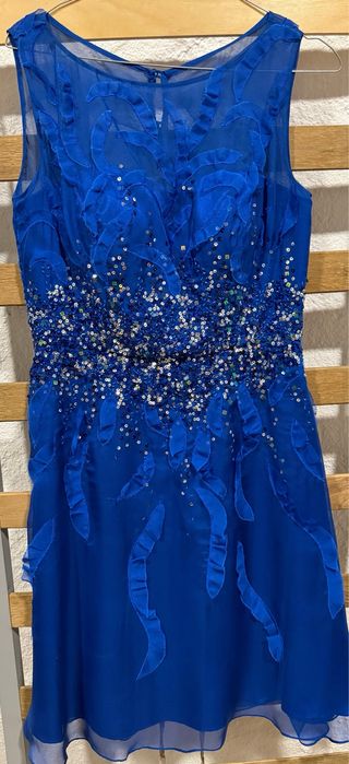 Vestido azul con lentejuelas y volantes