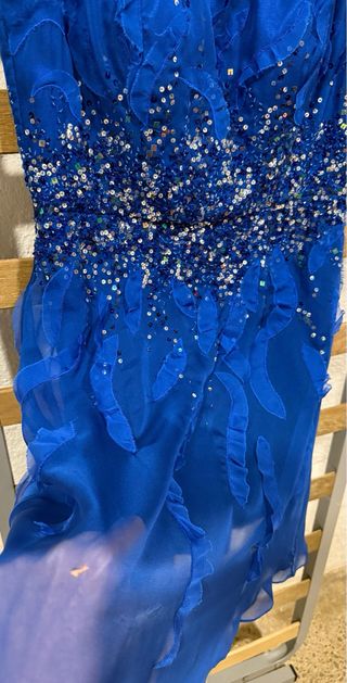 Vestido azul con lentejuelas y volantes