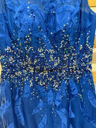 Vestido azul con lentejuelas y volantes