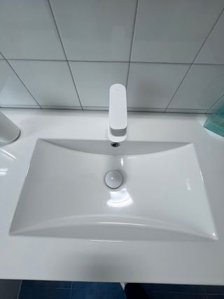 Mueble de baño con lavabo y grifo