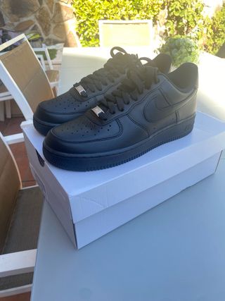 Nike Air Force 1 Negras Talla 41,sin estrenar.