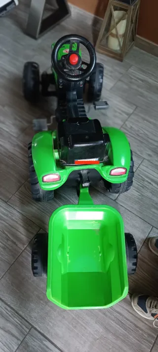 Tractor de pedales verde con remolque