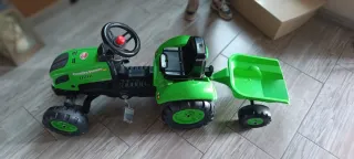 Tractor de pedales verde con remolque
