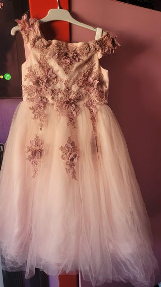 Vestido rosa con flores y perlas