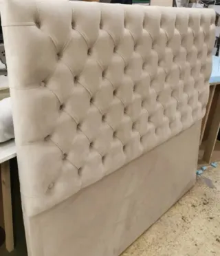 Cabecero de cama tapizado beige