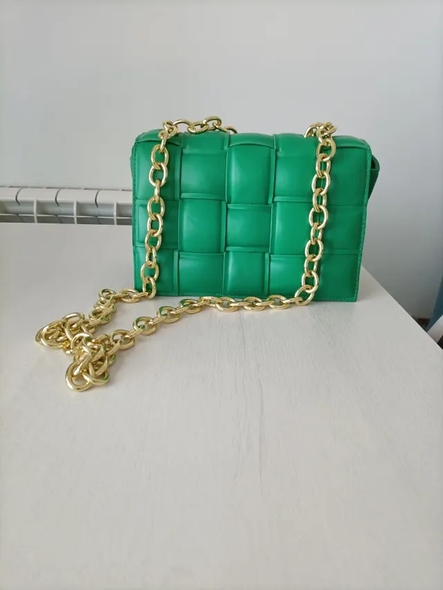 Bolso de hombro verde con cadena dorada